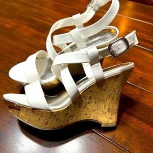 Jennifer Lopez white wedge sandal size 8